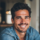 Homme souriant portant une chemise bleue