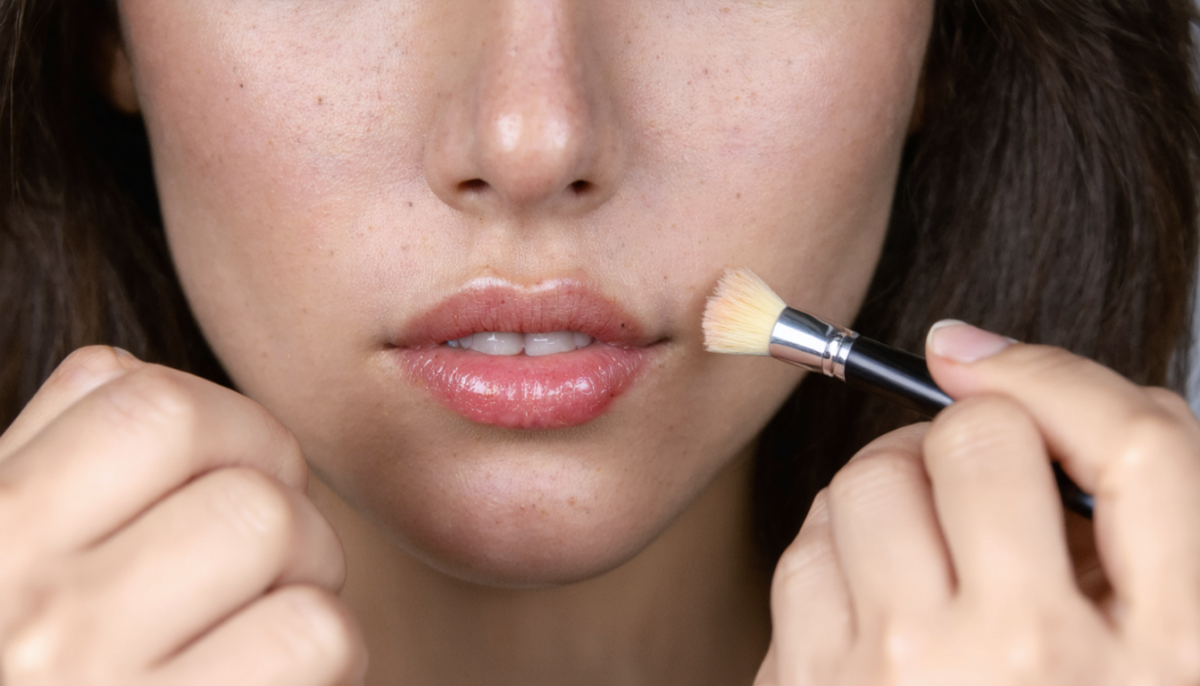 découvrez des astuces de maquillage efficaces pour camoufler rapidement un bouton rouge sur le nez et retrouver un teint parfait en toute simplicité.
